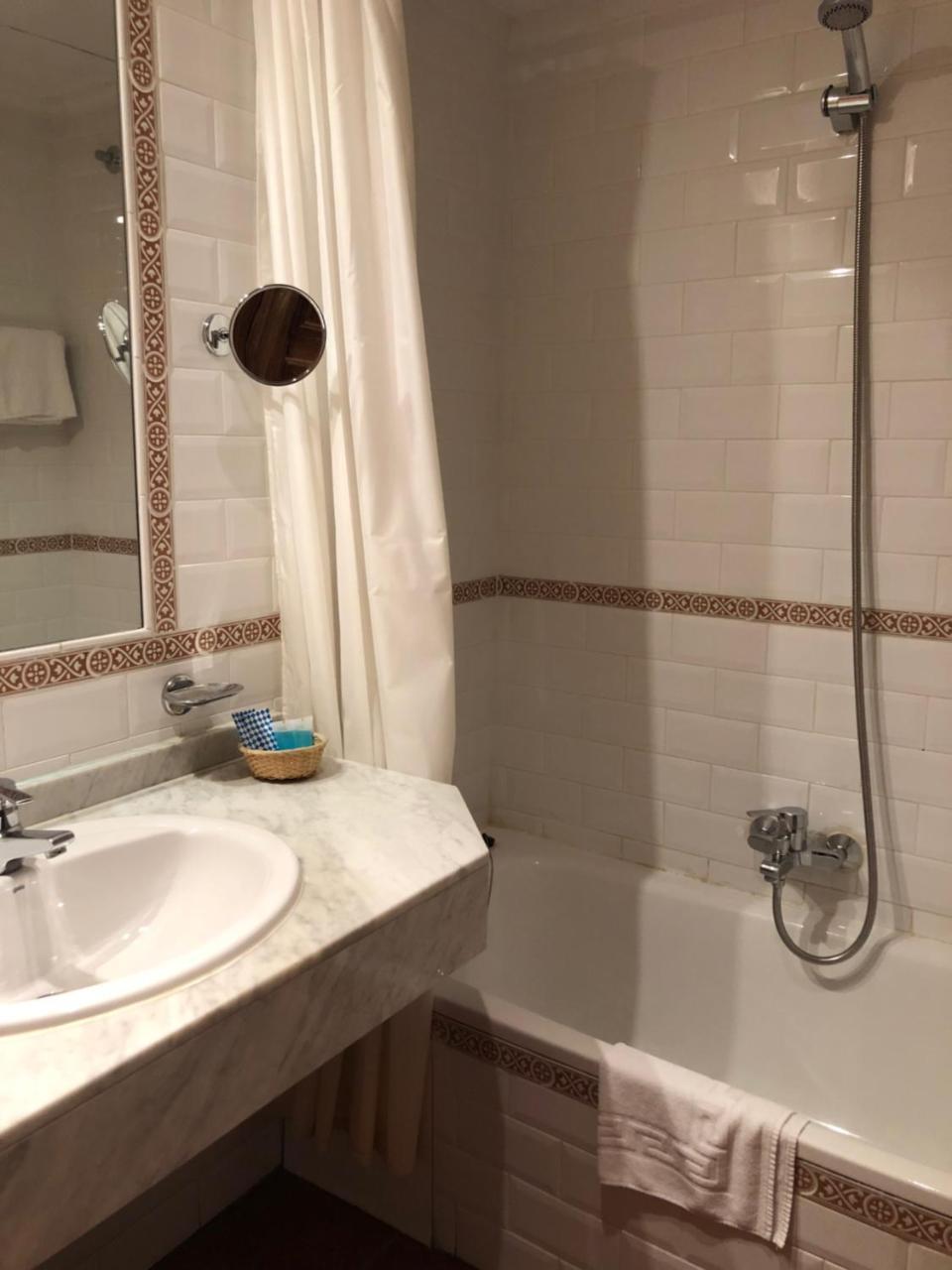 Hotel Rey Chindasvinto 코바루비아스 외부 사진