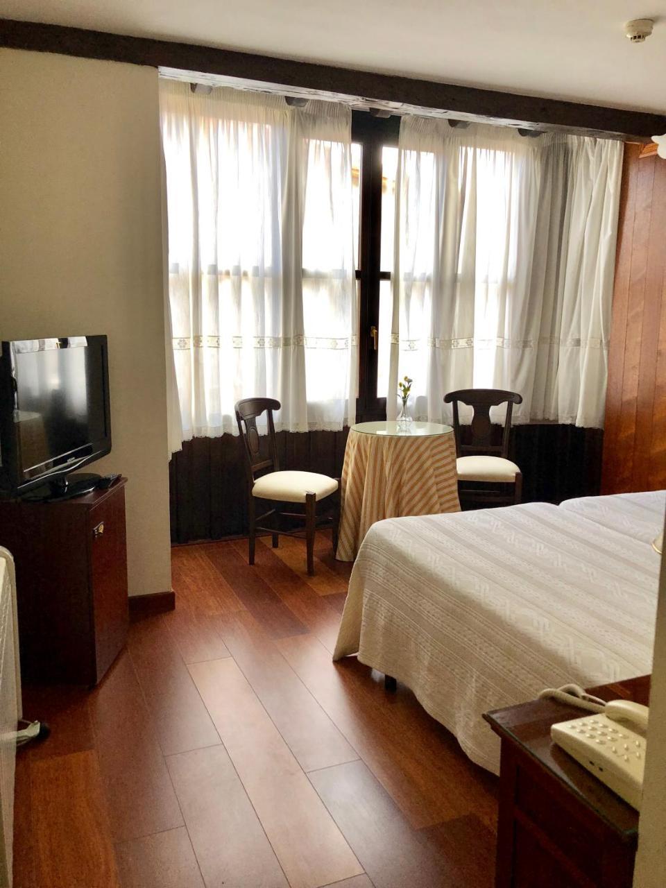 Hotel Rey Chindasvinto 코바루비아스 외부 사진